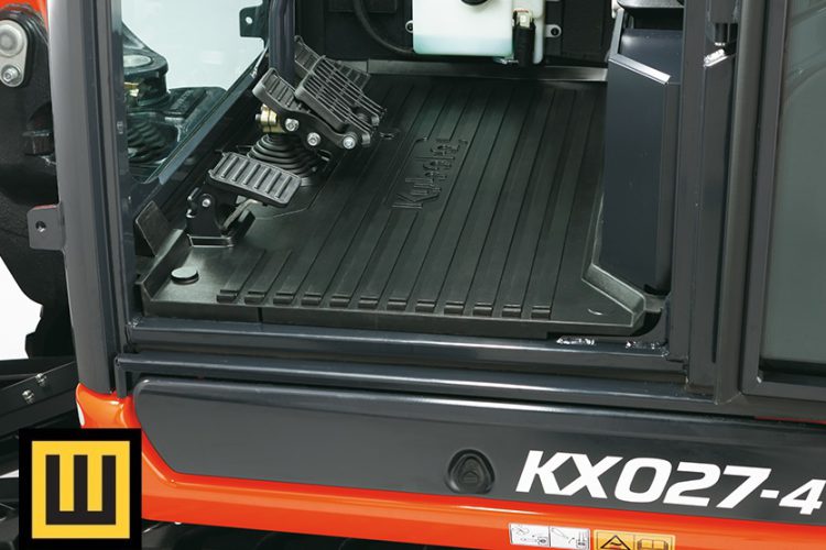 minikoparka_Kubota-KX027_wejscie_drzwi