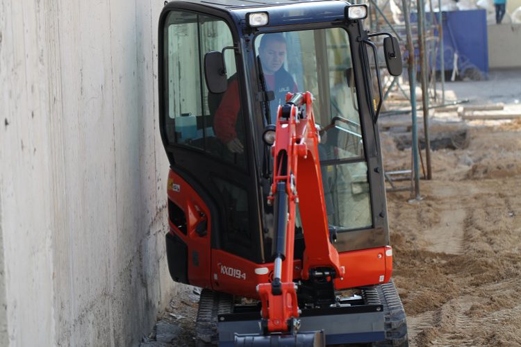 minikoparka_kubota_kx019-4_przod_mur